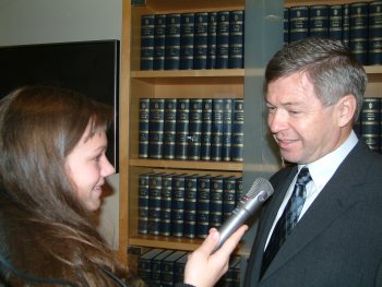 Statsminister Bondevik i samtale med Ungdomsavisa